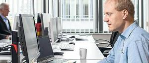 Thomas Auer an seinem Arbeitsplatz in der bayerischen Pfandbriefbank. Er ist Autist.