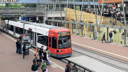 Eine Tramstation vor dem Hauptgebäude der Universität Bremen.