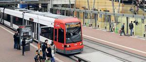 Eine Tramstation vor dem Hauptgebäude der Universität Bremen.