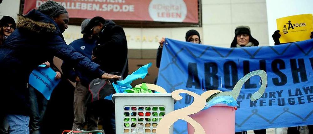 Gegen die Verschärfung der Abschiebepraxis protestierten am Mittwoch Demonstranten vor dem Willy-Brandt-Haus in Berlin.