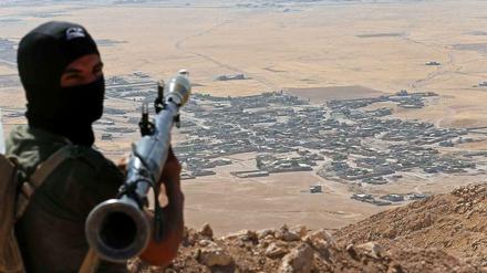 Blick auf eine vom IS besetzte Stadt in der Nähe von Mossul, Irak