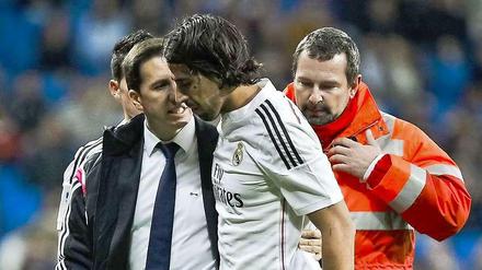 Sami Khedira muss verletzt vom Platz. Er hat sich aber wohl nur eine Beule eingefangen.