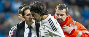 Sami Khedira muss verletzt vom Platz. Er hat sich aber wohl nur eine Beule eingefangen.