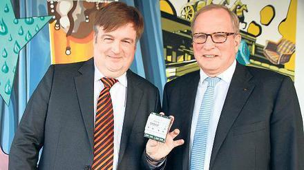 Alles im Kasten. Projektleiter Carsten Hofmann und Geschäftsführer Dietmar Gollnick (rechts) von e*Message mit ihrer ausgezeichneten Innovation.