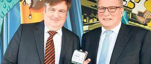 Alles im Kasten. Projektleiter Carsten Hofmann und Geschäftsführer Dietmar Gollnick (rechts) von e*Message mit ihrer ausgezeichneten Innovation. 