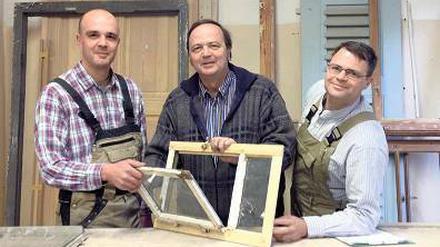 Aktiv im Denkmalschutz. Tischlermeister Kurt Spatzier stellt mit seinen Söhnen Jörg (links) und Dirk Glas für historische Gebäude mit UV-Schutz her.