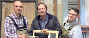 Aktiv im Denkmalschutz. Tischlermeister Kurt Spatzier stellt mit seinen Söhnen Jörg (links) und Dirk Glas für historische Gebäude mit UV-Schutz her. 