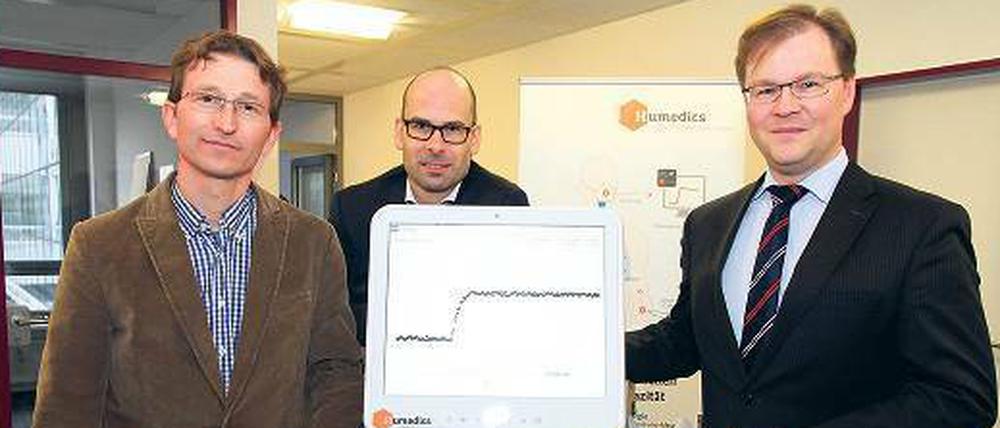 Hauptsache gesund. Die Gründer Karsten Heyne, Geschäftsführer Erwin de Buijzer und Martin Stockmann von der Humedics GmbH (von links) mit ihrem mobilen Gerät zur Leberfunktionsmessung.