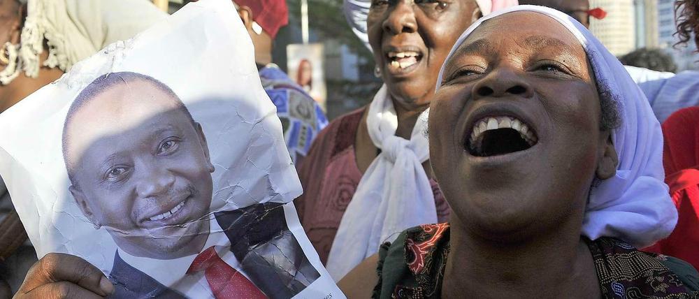 Anhänger von Präsident Uhuru Kenyatta feiern in den Straßen der Hauptstadt Nairobi, dass die Chefanklägerin des Internationalen Strafgerichtshofs Fatou Bensouda die Anklage geen ihn zurückziehen musste, weil ihr im Verlauf des Verfahrens die meisten Zeugen abhanden gekommen waren.