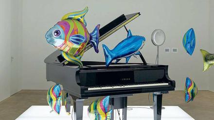 Lieber länger: „Quasi Objects: My Room is a Fish Bowl, AC/DC Snakes, Happy Ending, Il Tempo del Postino, Opalescent acrylic glass podium, Disklavier Piano“ (2014), Parrenos große Installation in der Galerie Schipper. 