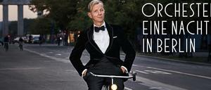 Radelt im Film Unter den Linden entlang: Max Raabe.