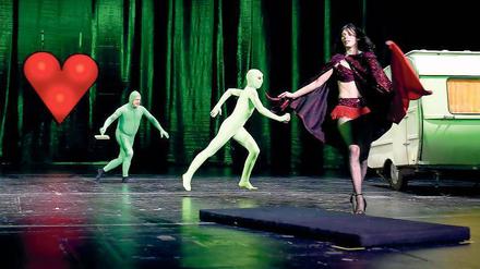 Herzlichen Glückwunsch. Margarita Breitkreiz beim Geburtstagstanz. Im Wohnwagen soll Henry Hübchen sein. 