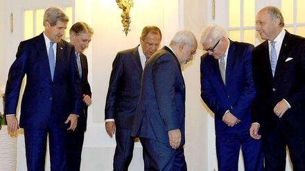 Sie suchen noch nach einer Lösung: die Chefdiplomaten stellen sich in Wien den Pressefotografen.