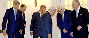 Sie suchen noch nach einer Lösung: die Chefdiplomaten stellen sich in Wien den Pressefotografen.