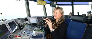 Schlechte Sicht. Trotzdem wird in Tegel sicher gestartet und gelandet. Almuth Rehbein ist Fluglotsin und dirigiert die Maschinen auch am Boden. Ihr Job erfordert hohe Konzentration. Aber sie sagt: „Ich kann mir keinen schöneren vorstellen.“ 