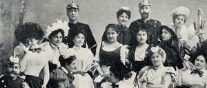Eine bunt kostümierte Gesellschaft von Dienstbotinnen, Köchinnen und Gendarmen stellen das Komitee des Gesindeballs im Jahr 1898 in Berlin.