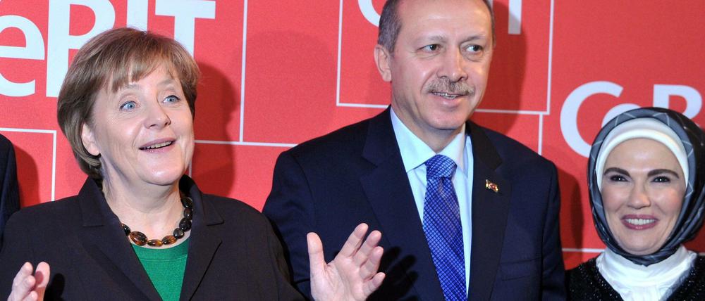 Angela Merkel steht bei der Computermesse CeBIT neben dem Erdogan und seiner Frau Emine. Frauen und Männer sind nach Ansicht des türkischen Präsidenten nicht für die gleiche Art von Arbeit geeignet
