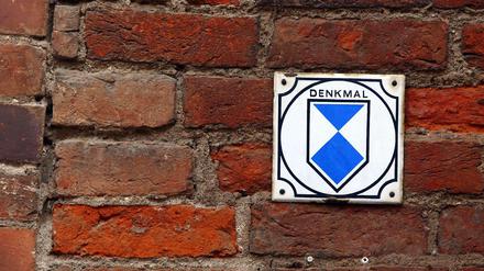 Ein Schild, viele Auflagen. Mit dem Denkmalschutz kommen auf Eigentümer auch viele Einschränkungen zu.