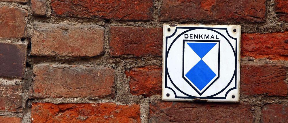 Ein Schild, viele Auflagen. Mit dem Denkmalschutz kommen auf Eigentümer auch viele Einschränkungen zu.