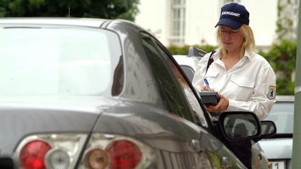 Zu billig? Eine Mitarbeiterin des Ordnungsamts Wilmersdorf-Charlottenburg schreibt einen Strafzettel für einen Falschparker.