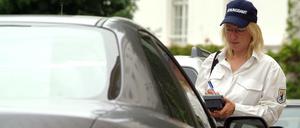 Zu billig? Eine Mitarbeiterin des Ordnungsamts Wilmersdorf-Charlottenburg schreibt einen Strafzettel für einen Falschparker.