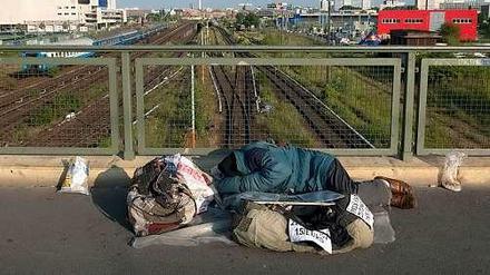 Helfen? Nicht jeder zeitzweise reglose Obdachlose braucht Ansprache. Manche schlafen auch einfach nur. 