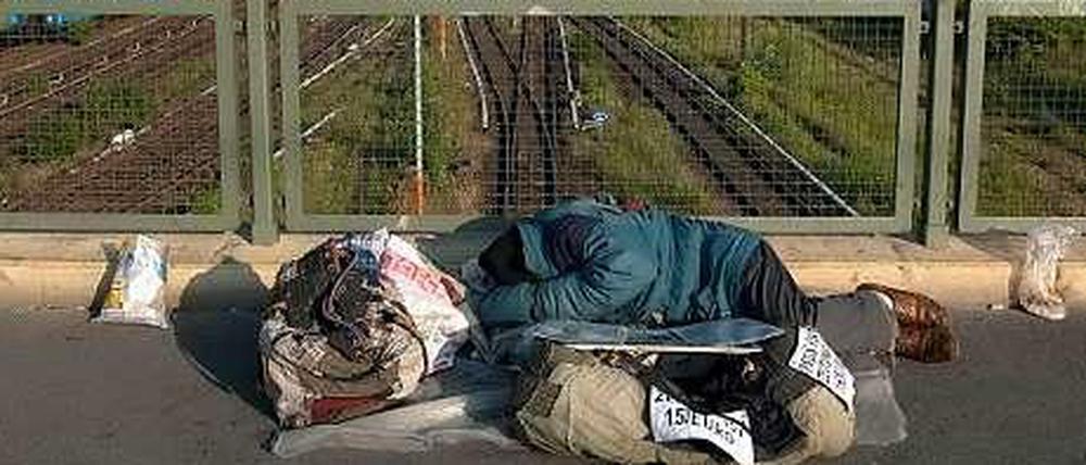 Helfen? Nicht jeder zeitzweise reglose Obdachlose braucht Ansprache. Manche schlafen auch einfach nur.