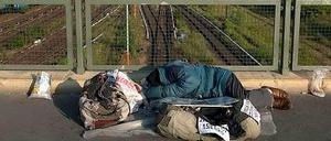 Helfen? Nicht jeder zeitzweise reglose Obdachlose braucht Ansprache. Manche schlafen auch einfach nur. 