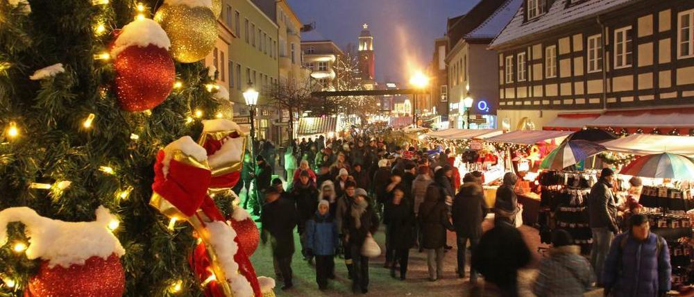 Tatort Weihnachtsmarkt. Hier in der Spandauer Fußgängerzone geschah die Tat - allerdings um 5.25 Uhr. Da standen zwar die Buden; es waren aber keine Besucher dort.