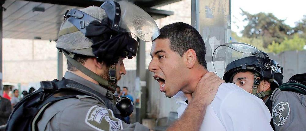 So sieht der Alltag im heiligen Land aus. Ein palästinensischer Demonstrant wird von israelischen Soldaten festgenommen. 