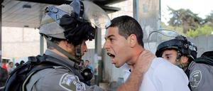 So sieht der Alltag im heiligen Land aus. Ein palästinensischer Demonstrant wird von israelischen Soldaten festgenommen. 
