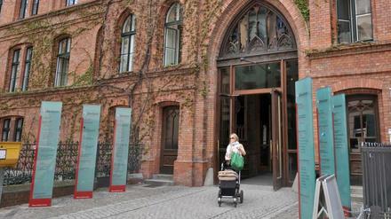 Das leerstehende Bettenhaus des St. Hedwig-Krankenhaus auf dem Gelände Große Hamburger Straße wird vorübergehend als Unterkunft für Flüchtlinge zur Verfügung gestellt.