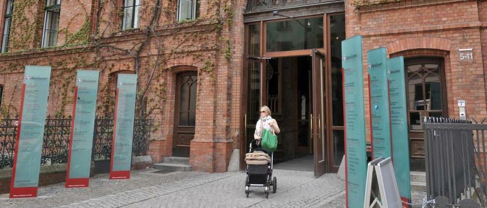 Das leerstehende Bettenhaus des St. Hedwig-Krankenhaus auf dem Gelände Große Hamburger Straße wird vorübergehend als Unterkunft für Flüchtlinge zur Verfügung gestellt.