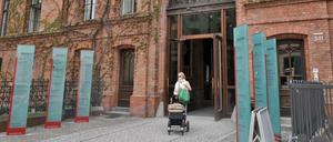 Das leerstehende Bettenhaus des St. Hedwig-Krankenhaus auf dem Gelände Große Hamburger Straße wird vorübergehend als Unterkunft für Flüchtlinge zur Verfügung gestellt.
