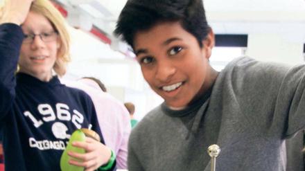 Experimentell. Schüler des Herder-Gymnasiums in einer Physikstunde. 