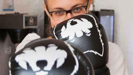 Maria Gross verkauft vegane Boxhandschuhe.