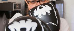 Maria Gross verkauft vegane Boxhandschuhe.