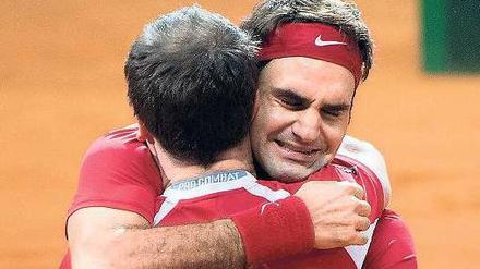 Alles wieder gut. Roger Federer umarmt nach dem historischen Triumph seinen Schweizer Teamkollegen Stanislas Wawrinka und drückt damit auch aus: Die Unstimmigkeiten aus dem WM-Halbfinale in London sind ausgeräumt.