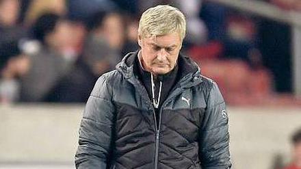 Armin Veh steht am Spielfeldrand und schaut auf den Boden.