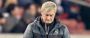Armin Veh steht am Spielfeldrand und schaut auf den Boden.
