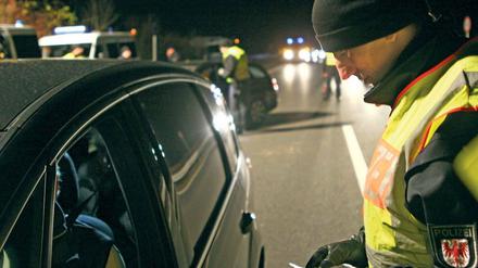 Kontrollstrecke. Auf der B 5 überprüften Polizisten aus Berlin und Brandenburg am Sonntag viele Fahrzeuge. Gemeinsam suchen sie künftig nach Autodieben.