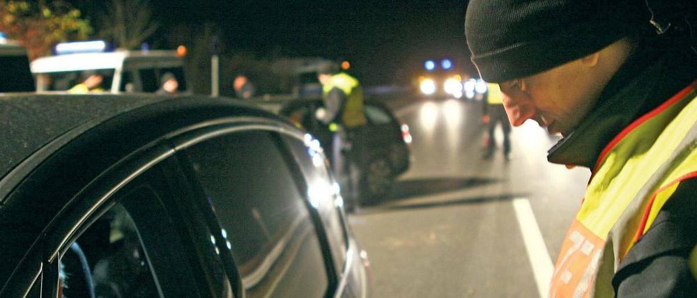 Kontrollstrecke. Auf der B 5 überprüften Polizisten aus Berlin und Brandenburg am Sonntag viele Fahrzeuge. Gemeinsam suchen sie künftig nach Autodieben. 