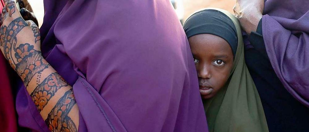 Dieses Mädchen wartet mit ihrer Mutter auf einen Bus nach Kenia. Die somalischen Reisenden werden akribisch durchsucht, bevor sie fahren dürfen.