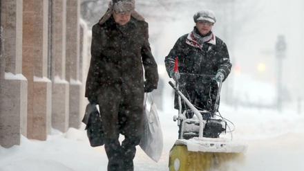 Okay, das ist jetzt ein Archivfoto aus Berlin. Aber beim Anblick der Schneemassen wird uns auch schon ganz frisch. Gut, wer sich rechtzeitig um entsprechende Schneeräumgerätschaften gekümmert hat.