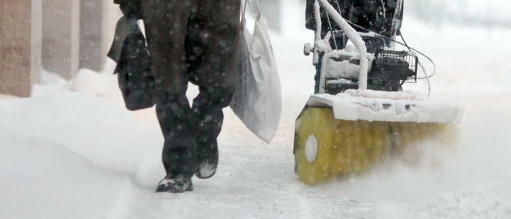 Okay, das ist jetzt ein Archivfoto aus Berlin. Aber beim Anblick der Schneemassen wird uns auch schon ganz frisch. Gut, wer sich rechtzeitig um entsprechende Schneeräumgerätschaften gekümmert hat.