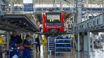 Zug um Zug: Ein neues Modell – wie hier bei Bombardier die S-Bahn für Frankfurt – entsteht weitgehend in Handarbeit. Berlin muss noch Jahre darauf warten.
