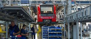 Zug um Zug: Ein neues Modell – wie hier bei Bombardier die S-Bahn für Frankfurt – entsteht weitgehend in Handarbeit. Berlin muss noch Jahre darauf warten.
