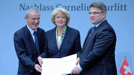 Unterzeichnung einer gemeinsamen Vereinbarung zwischen der Bundesrepublik, dem Freistaat Bayern und der Stiftung Kunstmuseum Bern: Kulturstaatsministerin Monika Grütters, Stiftungsratspräsident Christoph Schäublin (links) und der bayerische Justizminister Winfried Bausback.