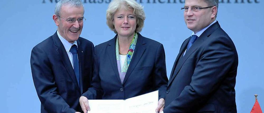 Unterzeichnung einer gemeinsamen Vereinbarung zwischen der Bundesrepublik, dem Freistaat Bayern und der Stiftung Kunstmuseum Bern: Kulturstaatsministerin Monika Grütters, Stiftungsratspräsident Christoph Schäublin (links) und der bayerische Justizminister Winfried Bausback.