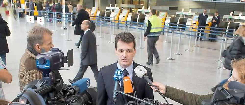 Jörg Handwerg ist gerade sehr gefragt. Der Sprecher der Pilotengewerkschaft Vereinigung Cockpit kommentiert vor den Mikros den Beginn des Streiks.